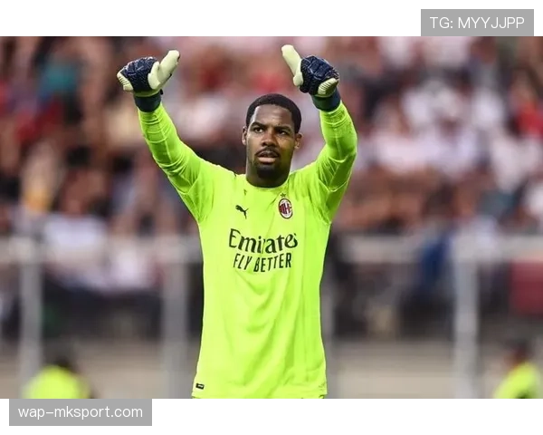 米兰门将迈尼昂低级失误，传球直接被科莫球员尼科-帕斯抢断破门